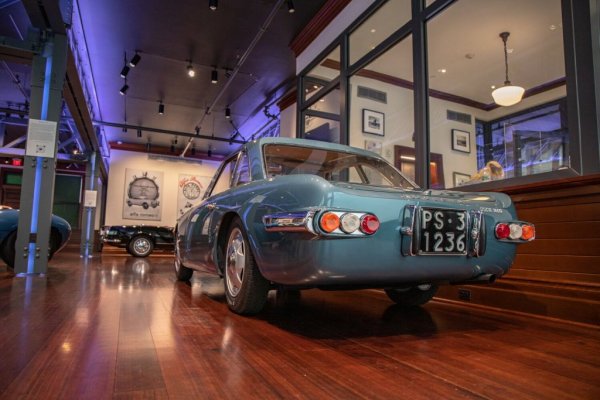 Конфигурация: задно предаване, двигател отпред
Двигател: 1.6-литров 4-цилиндров
Конски сили: 140 при 7 200 об/мин
Скоростна кутия: 4-степенна ръчна
Максимална скорост: 225 км/ч
Тегло: 748 кг
